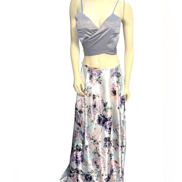 HYFVE CROPPED MULTI WAY WRAP TOP WITH ADJUSTABLE STRAPS SILVER  SIZE LARGE - Picture 2 of 16